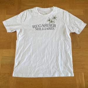 Säljer nu denna sjukt snygga t-shirten från Regarder Milliard i bra skick. Enda defekten är det lilla hålet vid backen. Men det är inget som märks. Skriv vid frågor eller funderingar!