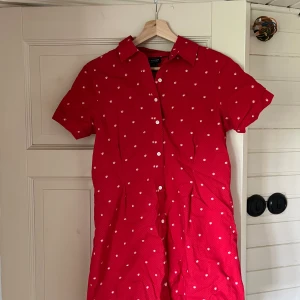 Skjortklänning U.S POLO ASSN. - Klänning från Tommy Hilfiger i skjortmodell. Små prickar och ”stjärnor” på. Det ska vara ett midjeband också, som man ser hylsan till på bilden men tyvärr hittar jag inte det…Knappt använd dock.  Strl S, 180kr   Köparen står för frakt💕 