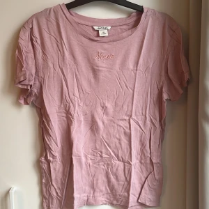 ”Nope” Rosa t-shirt - Står ”Nope” på framsidan, skönt tyg