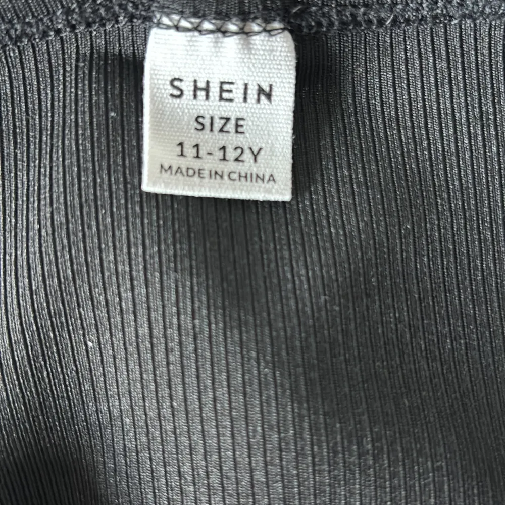 En jättesöt svart tröja med volang, säljs då den börjar bli för liten. Storleken är jag inte helt säker på då den är från Shein och det står 11/12Y men jag har kunnat ha den längre än så. Väldigt bra skick. Skriv till mig för minsta fundering💗. T-shirts.