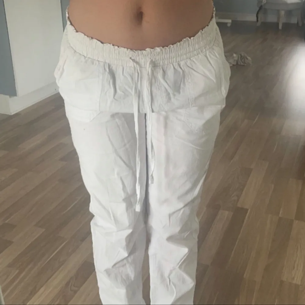 Säljer mina linnebyxor då dom inte kommer till användning💗 Skriv för fler bilder m.m💗 Köparen står för frakten💗 ‼️Tryck ej på köp nu innan ni har kontaktat mig om intresse för byxorna‼️. Farkut & Housut.