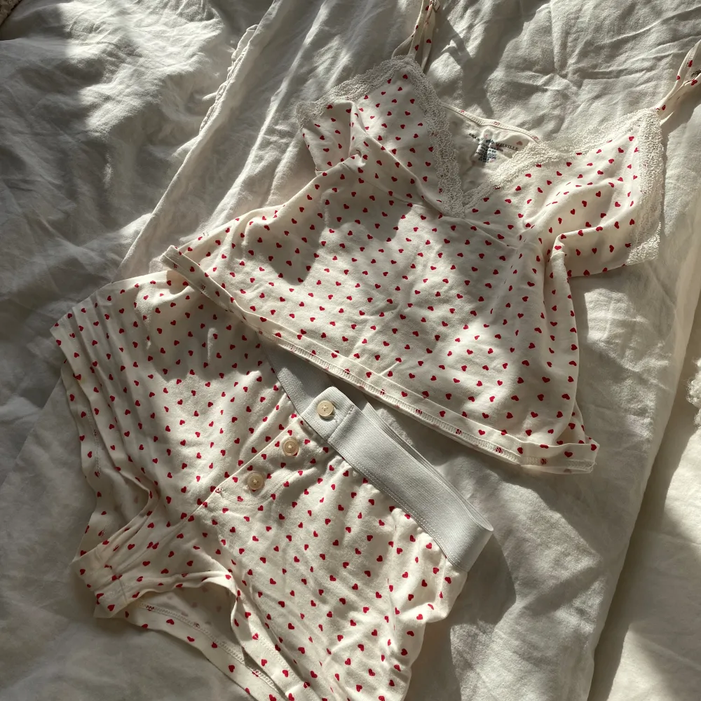 Super söt pyjamas från brandy Melville, använd vid några tillfällen men inget som syns, använd gärna ”köp nu”❤️. Toppar.