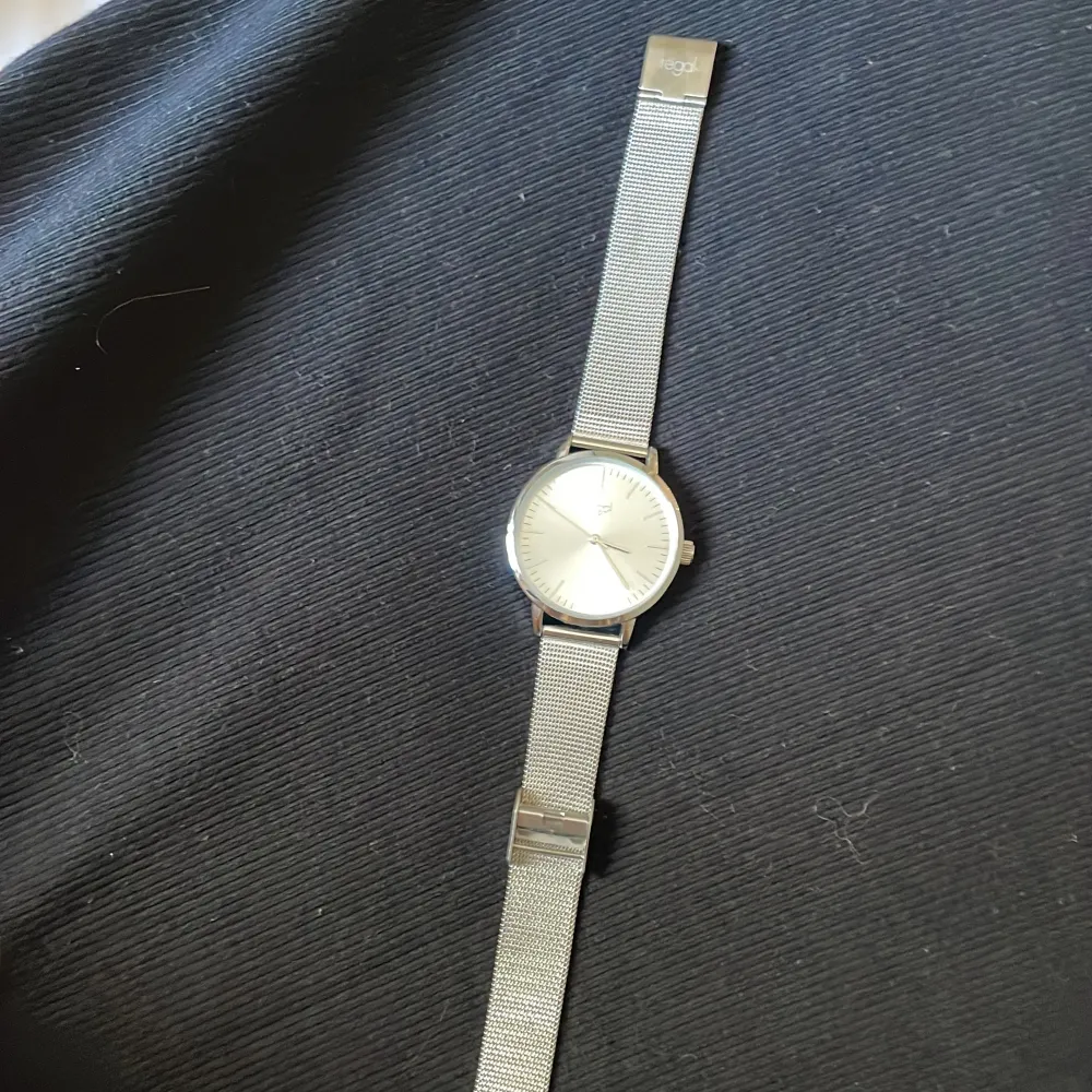 Säljer en jättefin silver klocka från Regal. Den är aldrig använd eftersom att jag är en guldtjej! Köpt för 579kr❤️ Skriv om ni har frågor😇. Accessoarer.