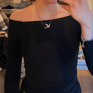 Off-shoulder topp - Svart off-shoulder topp/tröja i jättefint skick.