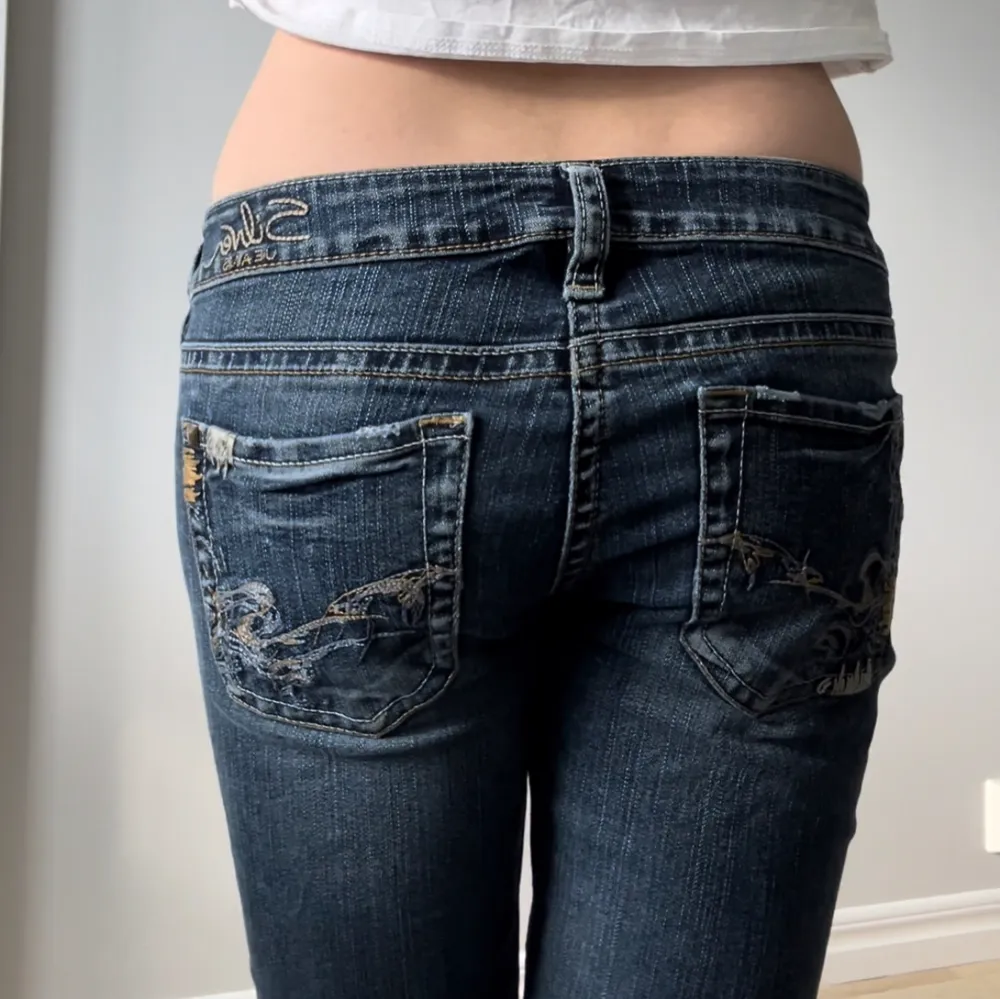 Midjemått tvärsöver 38cm och Innerbenslängd 83cm💓. Jeans & Byxor.