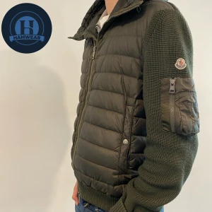 Moncler Cardigan - Tja, säljer denna snygga Moncler Caridgan, Skick 8/10 använd sparsamt, Nypris 10 000kr, säljer för endast 2999kr, storlek XL passar L, jackan har två mindre hål vid ärmarna som enkelt kan repareras eller fixas, kom gärna med prisförslag / Mvh HamWear