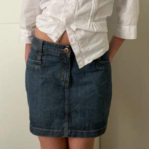 lågmidjad jeans kjol ifrån H&M. midjemått 38 cm. Storlek M men passar även S! 