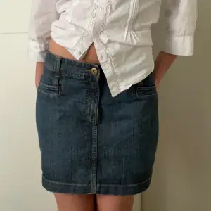 lågmidjad jeans kjol ifrån H&M. midjemått 38 cm. Storlek M men passar även S! 