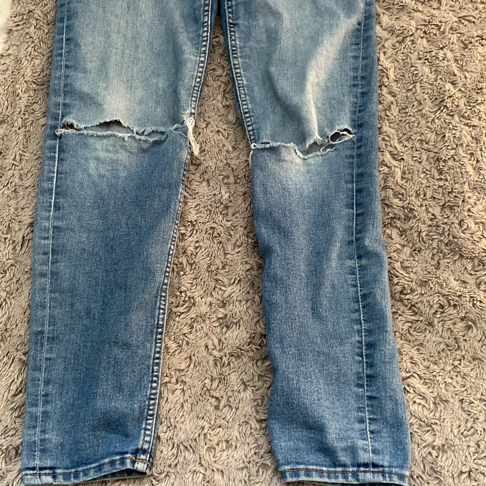 Ett par blå skinny jeans med hål🩷. Jeans & Byxor.