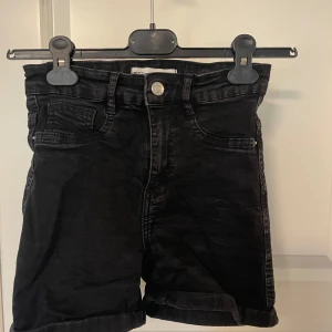 Jeansshorts - Svarta jeansshorts från Gina Tricot. Använda men i fint skick. Ganska små i storleken så skulle säga att de är mer som XS än S. 