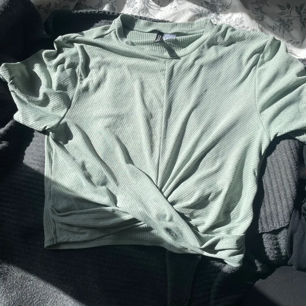 En grön croppad t-shorts som går lite omlott längst ner. Ganska använd men ändå i okej skick, den enda defekten är att den har lite knottror (se sista bild)💕 Hör helst av dig innan du köper, köp görs via ”köp nu”💕. T-shirts.