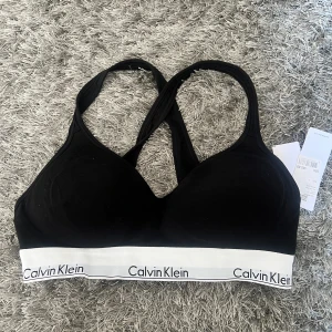 Calvin Klein Bralette i strl L ny med lapp! - Bralette från Calvin Klein som aldrig blivit använd. Den är ny med lappar 