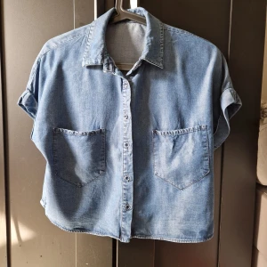 Denim style crop top - Luftig & stretchig croptopp från Zara, andvänd i bra skick. 
