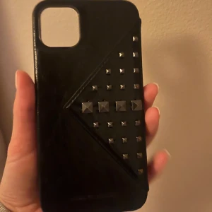 Ideal of Sweden skal  - Skalet med nitar helt oanvänt.   För 11 PRO Max 