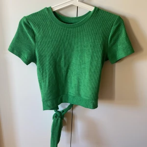 T-shirt med öppenrygg och knytning i bak. - Använd Max 2 gånger. Väldigt fint skick.