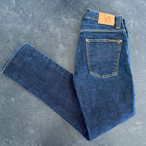 Jättefina nya nudie jeans. Fin färg och bra passform. Storlek 31/32 Grim trim och färgen heter, dry navy. Kontakta för fler frågor eller funderingar.