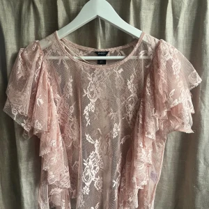 Spets /volang topp - Super söt spets topp från Lindex! Så fin till sommaren💞(säljs inte längre)