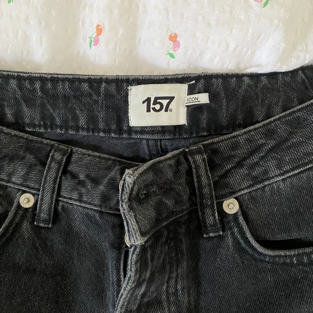 Svarta lågmidjade icon jeans från lager 157 i storlek xs. Är lite för korta på mig som är 176 cm. Nypris 400 kr🌷🪩. Jeans & Byxor.