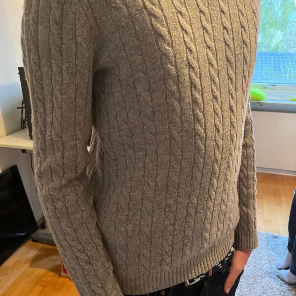 Kabelstickad grisch tröja i färgen grå, storlek M Pris 250kr. Stickat.