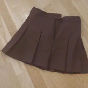 Supersnygg kjol i storlek 32 vilket motsvarar typ xs! Inga defekter och knappt använd🥰