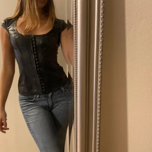 Korsett - En perfekt korsettop till fest från Prettylittlething av fakeskinn. Stor i storleken så passar en mindre m. Bilderna är lånade av förra säljaren på Plick! 🤍