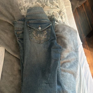 Lågmidjade jeans - Lågmidjade jeans från hm som inte säljs längre. Gott skick, förutom att de varit lite för långa för mig som är 1.60 så att summen där nere gått sönder lite. Inget som syns när man har på sig de dock 😀