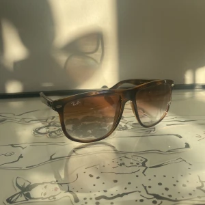 Snygga Rayban glasögon🍸 - Skit snygga Rayban glasögon🍸Fick i present. Skriv privat för mer bilder o frågor! Tryck inte köp nu.