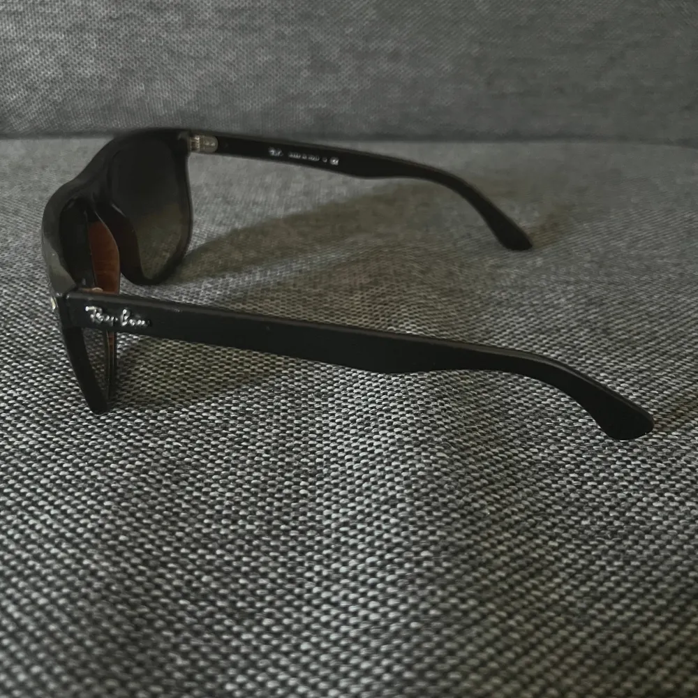 Säljer ett par riktigt trendiga solglasögon från ray-ban i modellen 4147 som även kallas för boyfriend. Riktigt fint skick utan några repor eller skador på glaset. . Övrigt.