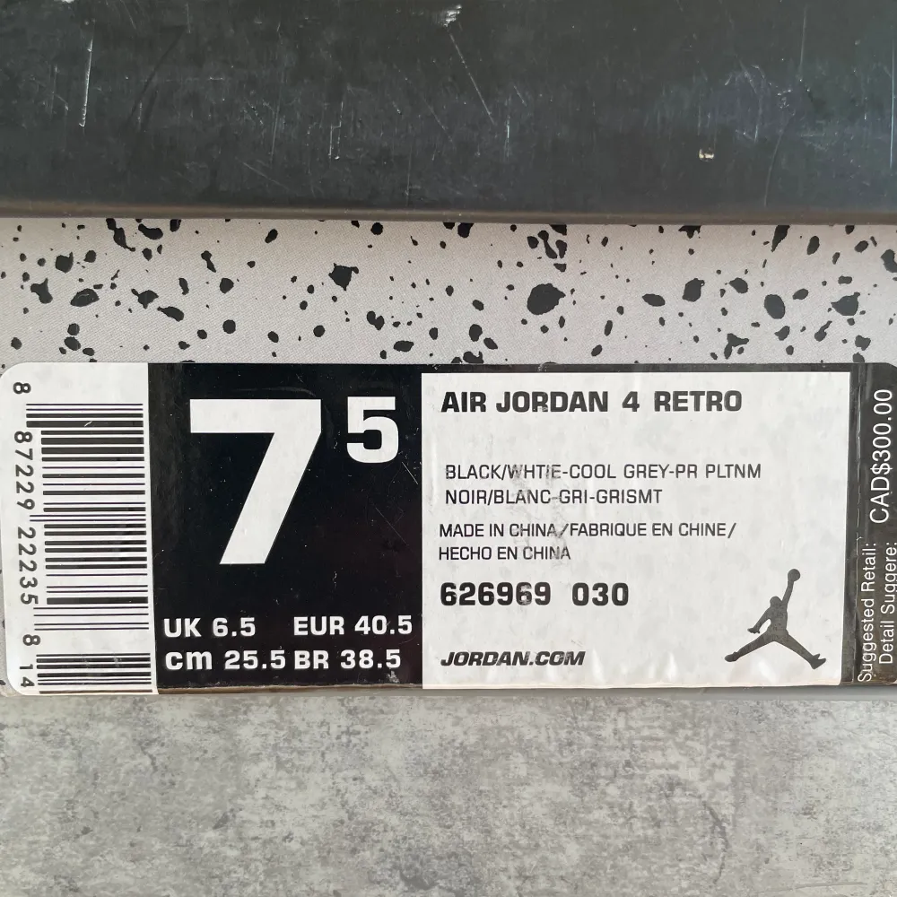 Säljer nu ett par Jordan 4 Retro black/white/cool grey. Strl 40,5. / UK 6,5. Skick 8/10. Box medföljer. 1:1.. Skor.