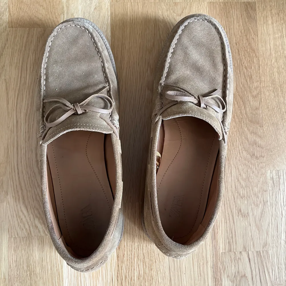 Beiga/ bruna loafers från Zara i storlek 42 för herr🤎 1 år gamla men använda ca 5 gånger . Skor.