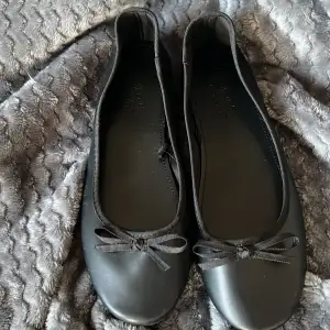 Ballerika skor som är aldrig använda då dom är för stora för mig!  Super snygg att ha till olika somriga tillfällen💞 Köparen står för frakten!❤️
