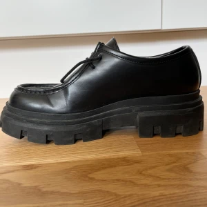 Herrsko Zara - Svart finsko från Zara med hög sula i storlek 42🖤 lite stora i storleken så passar troligen även 43, ca ett halvår gamla och sparsamt använda