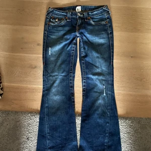 True religion  - Lågmidjade bootcut true religion jeans med coola fickor med knappar. Vet inte vad jag ska skriva med dem är as snygga