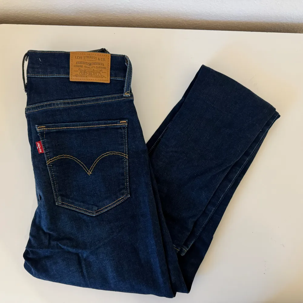Mörkblåa jeans från Levis. Knappt använda och i väldigt bra skick!. Jeans & Byxor.