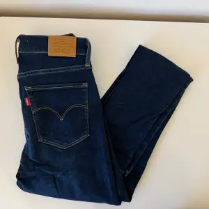 Mörkblåa jeans från Levis. Knappt använda och i väldigt bra skick!