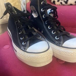 Svarta convers  - Tjock sula men platå snörning hela vägen 