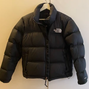 North face retro nuptse jacket  - North face 1996 retro nuptse dunjacka i storlek S, köpt vintern 21/22 och använd under två vintrar men i fint skick! Nypris 3899kr säljer för den inte kommer till användning längre, skriv pm för frågor eller fler bilder 