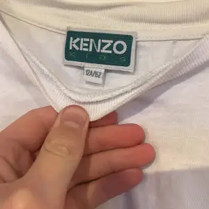 Hej, säljer denna kenzo tröja som aldrig är använd, köpt på nk! Hör av dig för mer info💛