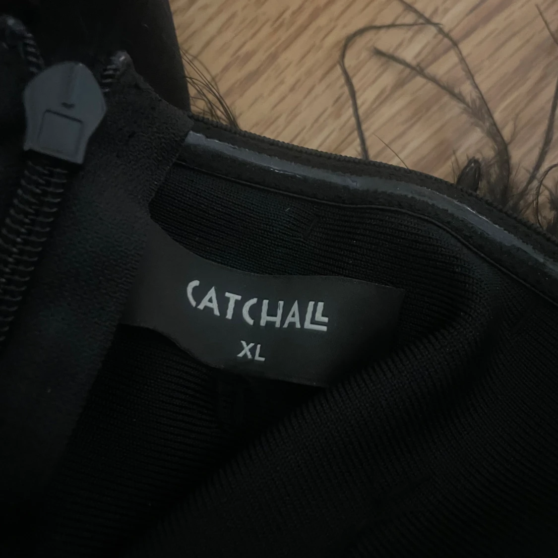 Svart fest klänning med fjäder 🪶👗 - 90