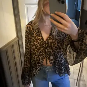 Jättefin leopard blus storlek 36!! 