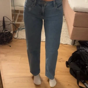 Jeans  - Jag säljer minna helt nya lee jeans, då de inte riktigt är min stil💙 priser går att diskutera vid snabbt köp! Köpta för 1 099kr