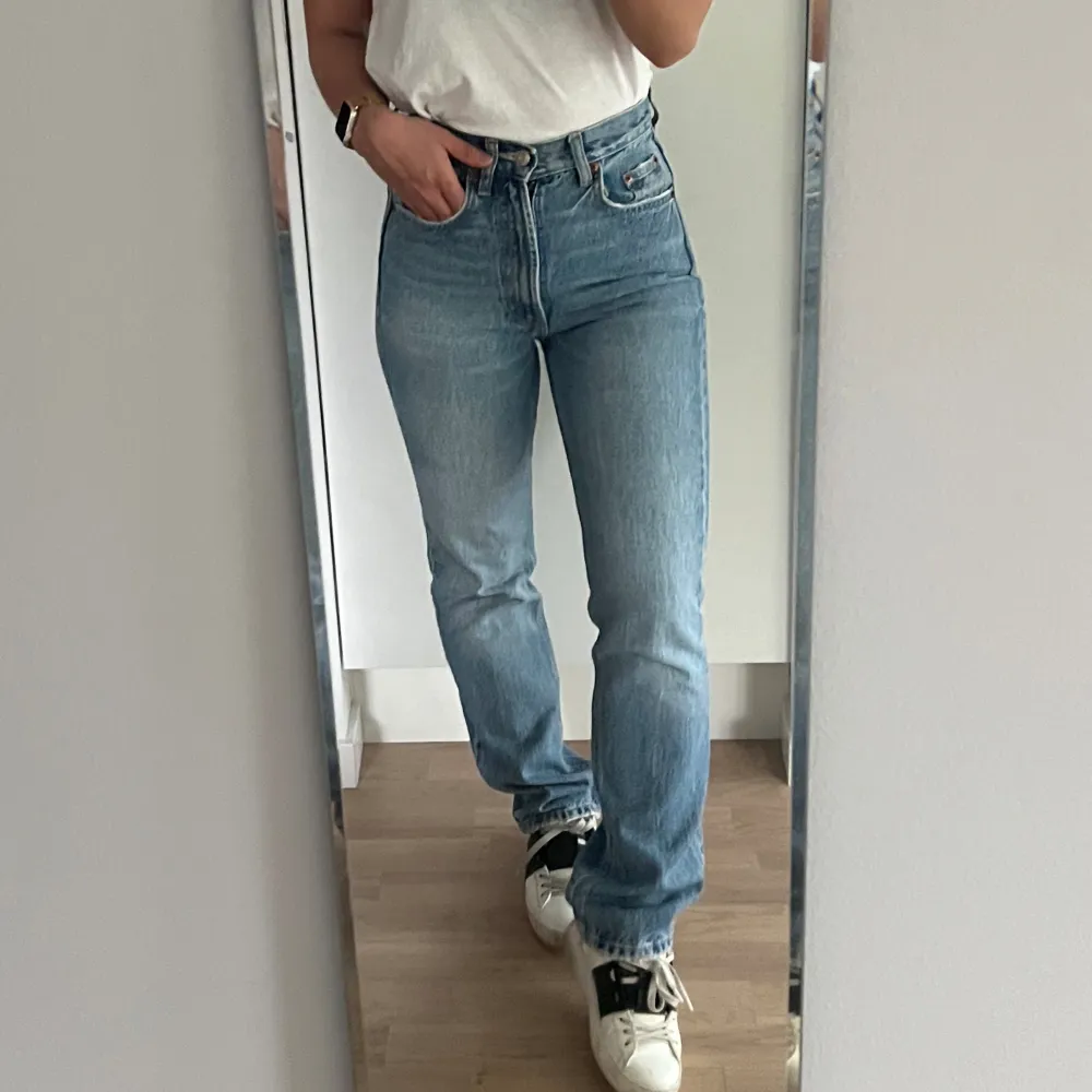 Blåa raka jeans från zara i storlek 32, passar storlek XS, för långa på mig som är 160. I fint skick utan defekter eller andra anmärkningar.. Jeans & Byxor.
