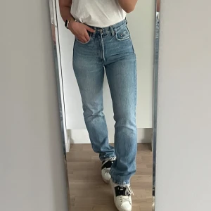 Straight jeans zara storlek 32 - Blåa raka jeans från zara i storlek 32, passar storlek XS, för långa på mig som är 160. I fint skick utan defekter eller andra anmärkningar.