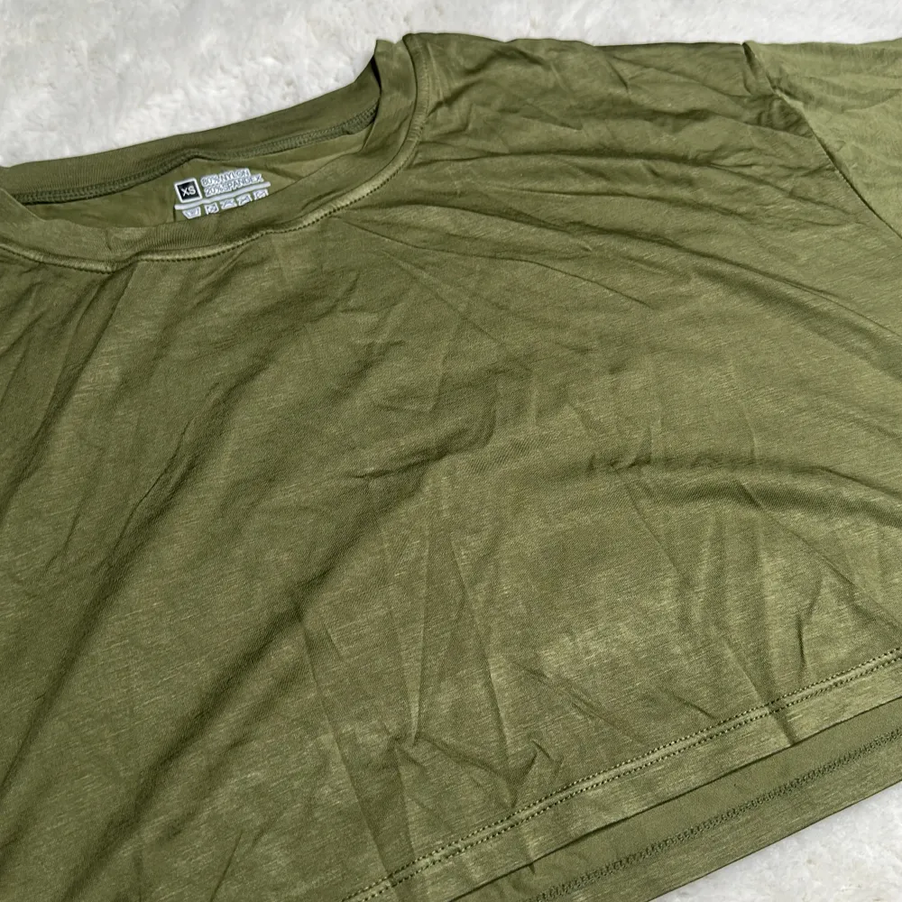 Grön croppad T-shirt  Oanvänd, saknar logga  Strl: XS. Sport & träning.