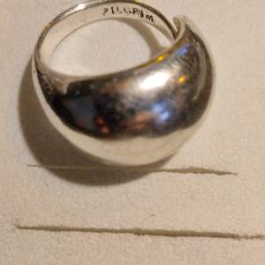 silverpläterad ring som är i Justerbar storlek av märket Pilgrim 