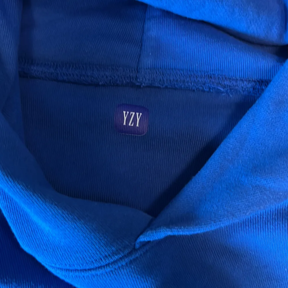 Riktigt fet yzy gap hoodie med perfekt croppad fit, hade använt den men den e lite för croppad för mig imo(bild 3, jag är 187)den är fett tung. Hoodies.