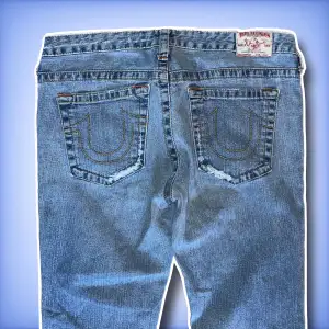 Ett par jätte fina bootcut True religion jeans till ett fint pris! Som man kan se på första bilden är dem sönder längst ner på benen men ihopsydda!  Hör av dig ifall du har frågor!😊