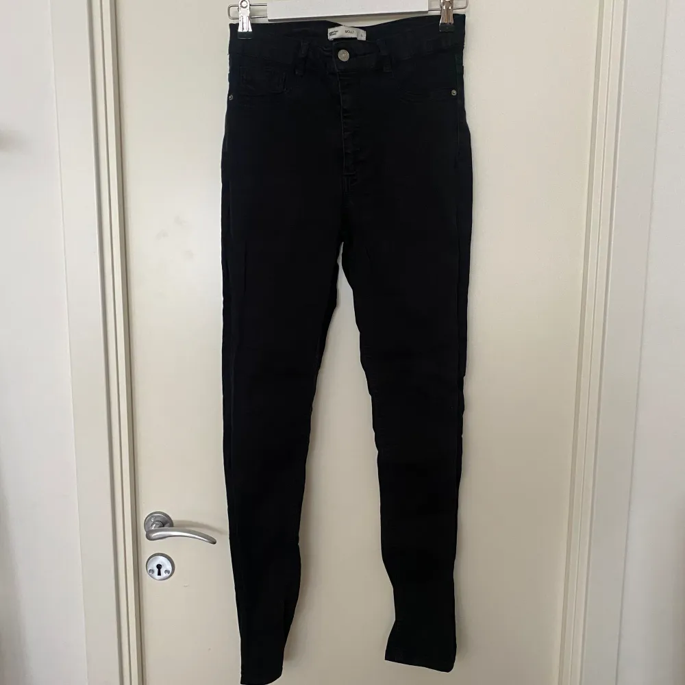 Svarta tighta jeans från Gina Tricot i storlek L. Modellen MOLLY. Jeans & Byxor.