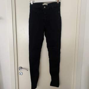 Svarta tighta jeans från Gina Tricot i storlek L. Modellen MOLLY