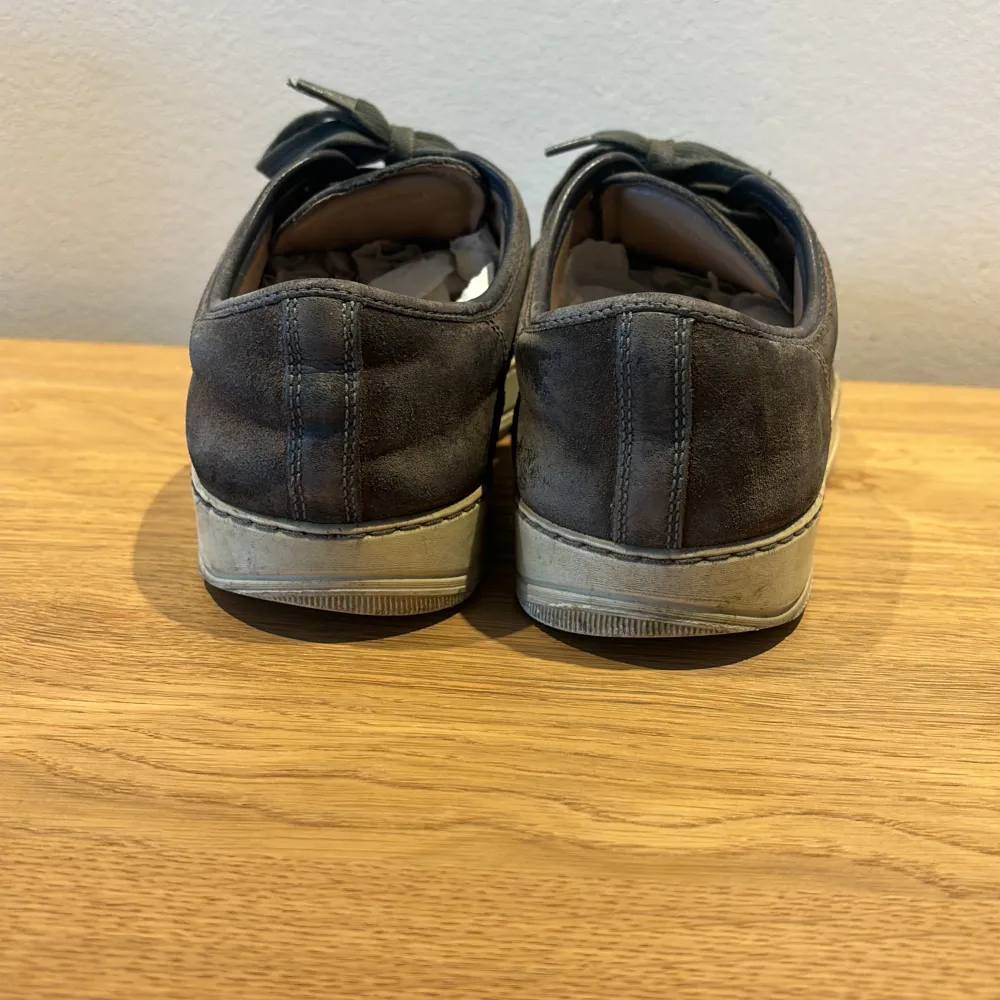 Hej, säljer nu dessa trendiga lanvin skor skick: 7/10, med några små defekter som inte kan synas på avstånd. Perfekta till sommaren och hör av dig vid mer info💛. Skor.